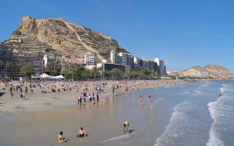 Playa del Postiguet: zon, zee en een kasteel als achtergrond