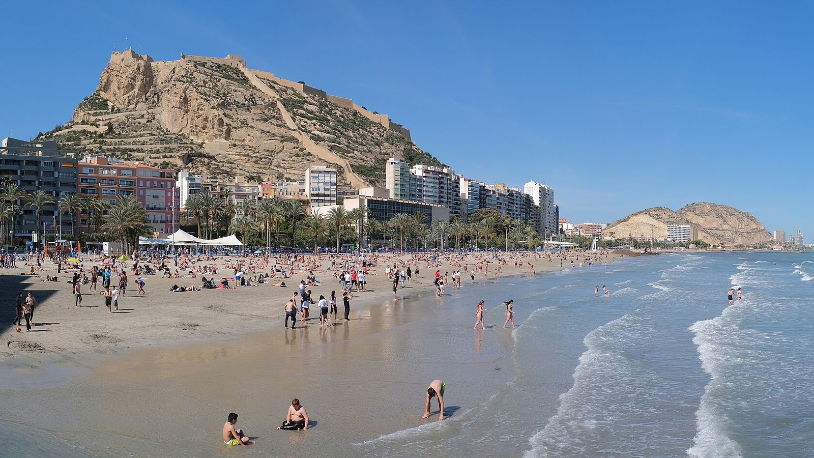 Playa del Postiguet: zon, zee en een kasteel als achtergrond